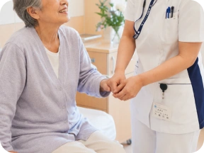 早期離床が必要な高齢者骨折のリハビリの様子